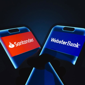 04 February 2026, Taiwan, Taichung: A hand holds a smartphone displaying the logos of Banco Santander and Webster Bank.  Andre M. Chang/ZUMA Press Wire/d / DPA