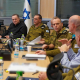 El ministro de Defensa de Israel, Israel Katz (vestido de negro), durante una reunión con altos cargos del Ejército en medio de las ofensivas contra Israel e Irán MINISTERIO DE DEFENSA DE ISRAEL/ARIEL HERMONI