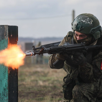 Militares que han firmado su primer contrato con el Ministerio de Defensa de Rusia participan en un entrenamiento de combate en un campo de adiestramiento militar del Distrito Militar Sur. Erik Romanenko/TASS via ZUMA Pre / DPA Militares que han firmado su primer contrato con el Ministerio de Defensa de Rusia participan en un entrenamiento de combate en un campo de adiestramiento militar del Distrito Militar Sur. Erik Romanenko/TASS via ZUMA Pre / DPA