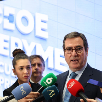 El presidente de la CEOE, Antonio Garamendi, atiende a los medios de comunicación durante el encuentro ’15 años de compromiso con España’, en la sede de la CEOE, a 13 de enero de 2026, en Madrid (España).  Marta Fernández - Europa Press