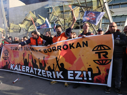 Trabajadores de Tubos Reunidos se concentran contra el ERE, frente al Palacio Euskalduna de Bilbao, a 26 de febrero de 2026, en Bilbao, Vizcaya, País Vasco (España) David de Haro - Europa Press