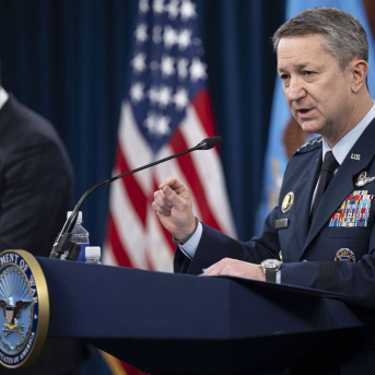 El secretario de Defensa de EEUU, Pete Hegseth y el jefe del Estado Mayor, el general Dan Caine Europa Press/Contacto/Po1 Alexander Kubitza/Dod