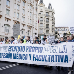 Varias personas durante la manifestación de médicos de Madrid, a 14 de enero de 2026, en Madrid (España). A. Pérez Meca - Europa Press