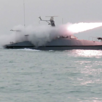 Disparo de un proyectil desde una embarcación durante unas maniobras de la Guardia Revolucionaria de Irán en el golfo Pérsico (archivo) Europa Press/Contacto/Sepahnews