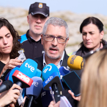 El secretario de Estado de Medio Ambiente, Hugo Morán, atiende a los medios durante las tareas de rescate en la playa de El Bocal, a 4 de marzo de 2026, en Santander, Cantabria (España). Juanma Serrano - Europa Press El secretario de Estado de Medio Ambiente, Hugo Morán, atiende a los medios durante las tareas de rescate en la playa de El Bocal, a 4 de marzo de 2026, en Santander, Cantabria (España). Juanma Serrano - Europa Press
