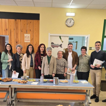 Parlamentarios vascos conocen el comedor ecológico y de cercanía de la Escuela de Larrabetzu