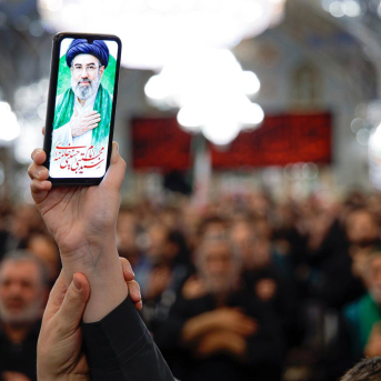 Un ciudadano sostiene imágenes del nuevo líder supremo de Irán, el ayatolá Mojtaba Jamenei Europa Press/Contacto/Iranian Supreme Leader'S Off