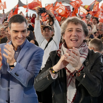 El presidente del Gobierno, Pedro Sánchez (i) y el candidato del PSOE a la Presidencia de la Junta de Castilla y León, Carlos Martínez | Europa Press