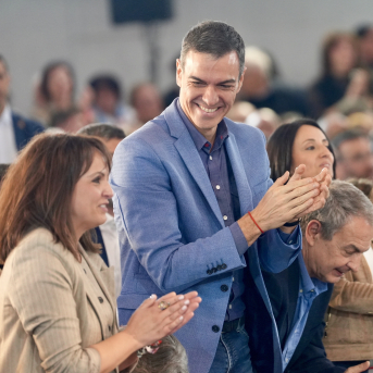 El presidente del Gobierno, Pedro Sánchez (c), durante el cierre de la campaña del PSOE, a 13 de marzo de 2026, en Valladolid | Europa Press