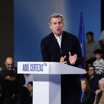 El presidente del PP, Alberto Núñez Feijóo, interviene durante un acto de cierre de campaña, a 13 de marzo de 2026, en Valladolid, Castilla y León (España).  Photogenic/Claudia Alba - Europa Press