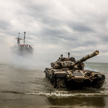 Imagen de archivo de ensayos iraníes en el estrecho de Ormuz en 2022  Iranian Army Office/ZUMA Press W / DPA