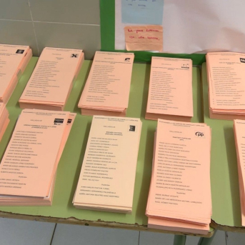 Papeletas en un colegio electoral en las  elecciones en Castilla y León 2023. EUROPA PRESS