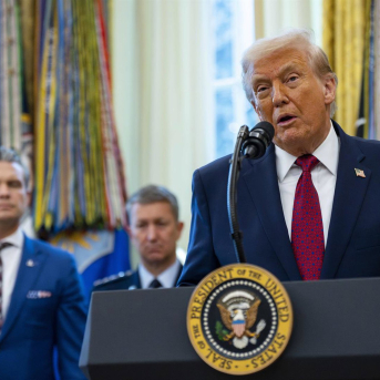 El presidente de EEUU, Donald Trump, con el secretario de Defensa, Pete Hegseth, en segundo plano  Europa Press/Contacto/Bonnie Cash - Pool via CNP