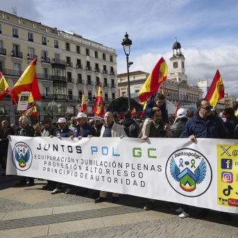 Decenas de personas durante la manifestación de policías nacionales y guardias civiles convocada por el sindicato JuntosPolGC, a 14 de marzo de 2026, en Madrid (España).  Jesús Hellín - Europa Press