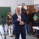 Carlos Pollán ejerce su derecho al voto en Carbajal de la Legua (León). Europa Press.