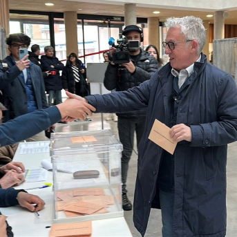 El candidato de Soria ¡Ya!, Ángel Ceña, ejerce su derecho a voto. SORIA ¡YA! El candidato de Soria ¡Ya!, Ángel Ceña, ejerce su derecho a voto. SORIA ¡YA!