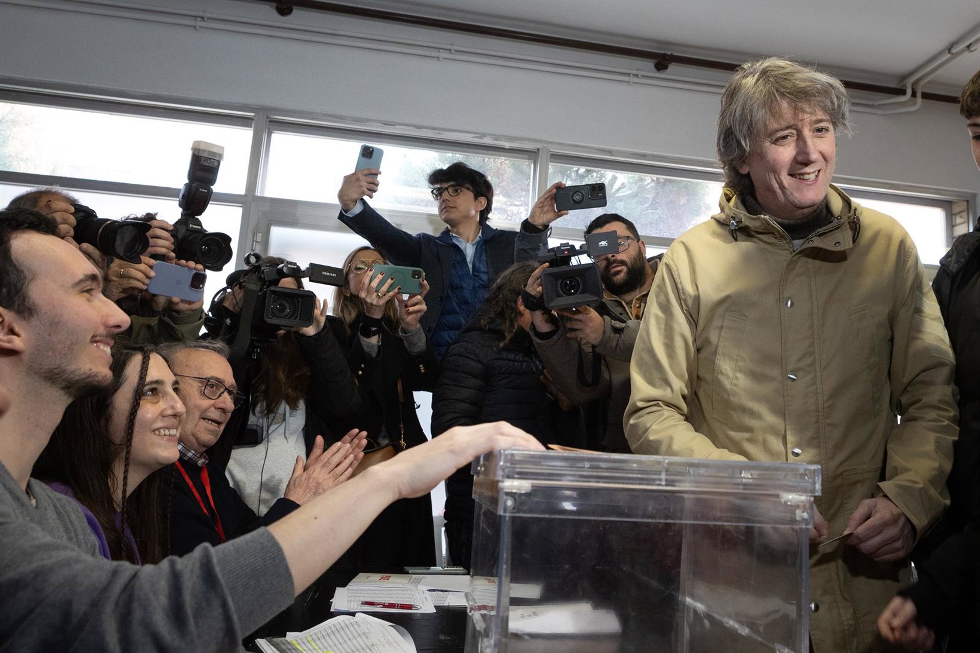 El candidato del PSOE a la Presidencia de la Junta de Castilla y León, Carlos Martínez, ejerce su derecho al voto, a 15 de marzo de 2026, en Soria, Castilla León (España).  Concha Ortega Oroz - Europa Press
