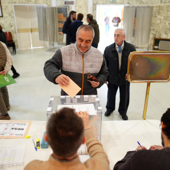 Ciudadanos votan en un colegio electoral, a 15 de marzo de 2026, en Valladolid, Castilla y León (España).  Pablo Requejo