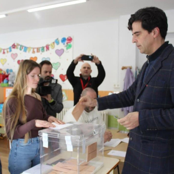 El candidato de la coalición IU, Sumar y Verdes Equo 'En Común' vota en un colegio electoral en Palencia. IU CYL