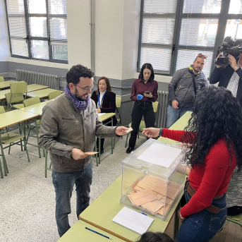 Miguel Ángel LLamas en el momento de depsositar su voto este domingo en un colegio electoral de Zamora. EUROPA PRESS