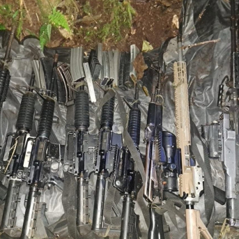 Fusiles incautados durante una operación contra la guerrilla de las FARC en Caquetá, Colombia FUERZAS ARMADAS DE COLOMBIA Fusiles incautados durante una operación contra la guerrilla de las FARC en Caquetá, Colombia FUERZAS ARMADAS DE COLOMBIA