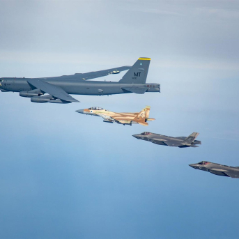 Cazas F-35 y F-15 israelíes junto a un bombardero estadounidense B-52 (archivo) Europa Press/Contacto/Idf Spokesperson