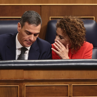 El presidente del Gobierno, Pedro Sánchez, y la vicepresidenta primera y ministra de Hacienda, María Jesús Montero, en una sesión de control al Gobierno | Eduardo Parra (Europa Press). El presidente del Gobierno, Pedro Sánchez, y la vicepresidenta primera y ministra de Hacienda, María Jesús Montero, en una sesión de control al Gobierno | Eduardo Parra (Europa Press).