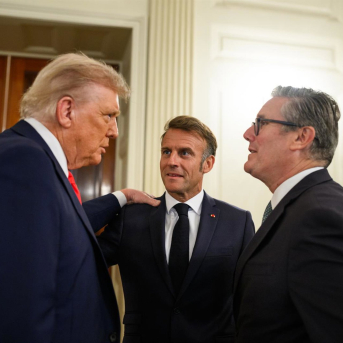 El presidente de Estados Unidos, Donald Trump, y el primer ministro de Reino Unido, Keir Starmer, junto al presidente francés, Emmanuel Macron, durante una reunión en la Casa Blanca Europa Press/Contacto/White House