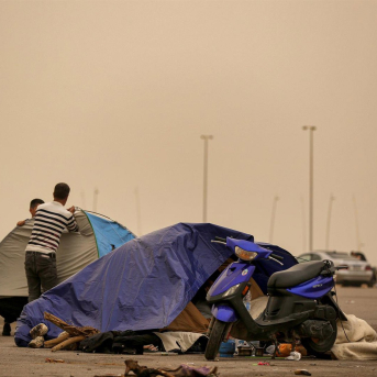 Libaneses desplazados protegen su tienda de campaña de una tormenta de arena en Beirut Europa Press/Contacto/Marwan Naamani