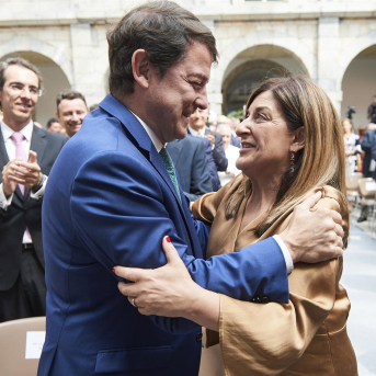 El presidente del PP de Castilla y León, Alfonso Fernández Mañueco junto a la nueva presidenta de Cantabria, María José Sáenz de Buruaga, en foto de archivo César Ortiz - Europa Press