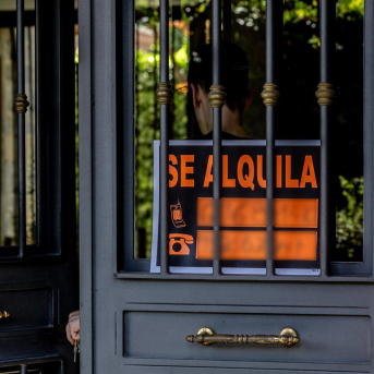 Un cartel que anuncia que se alquila una vivienda, a 16 de septiembre de 2025, en Madrid (España). Ricardo Rubio - Europa Press Un cartel que anuncia que se alquila una vivienda, a 16 de septiembre de 2025, en Madrid (España). Ricardo Rubio - Europa Press