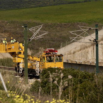 Imágenes de los trabajos que se están llevando a cabo en la vía de Alta Velocidad que une Málaga con Madrid, tras la caída de un muro de contención de cinco metros a la altura del municipio malagueño de Álora. Álex Zea - Europa Press Imágenes de los trabajos que se están llevando a cabo en la vía de Alta Velocidad que une Málaga con Madrid, tras la caída de un muro de contención de cinco metros a la altura del municipio malagueño de Álora. Álex Zea - Europa Press