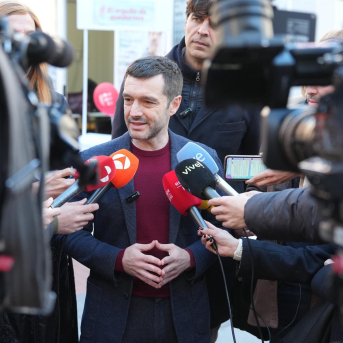 El ministro de Derechos Sociales, Pablo Bustinduy, en una atención a medios en la plaza de Fuente Dorada de Valladolid. CLAUDIA ALBA - EUROPA PRESS