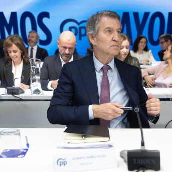 El presidente del Partido Popular, Alberto Núñez Feijóo, a su llegada a la reunión de la Junta Directiva Nacional del partido en la sede del PP en la calle Génova, a 16 de marzo de 2026, en Madrid (España).  Eduardo Parra - Europa Press