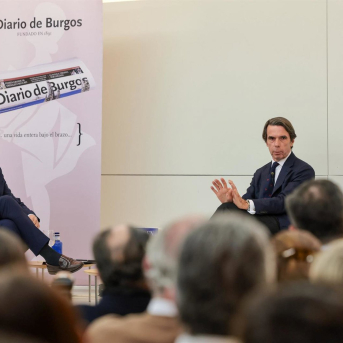 El expresidente del Gobierno José María Aznar junto al presidente del PP de Castilla y León, Alfonso Fernández Mañueco, durante un coloquio celebrado en Burgos PP
