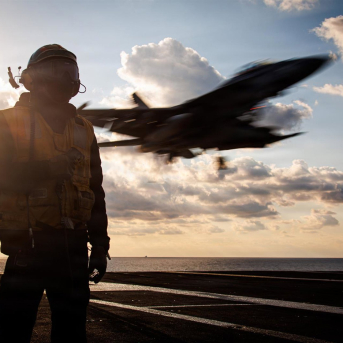 Un marino de la Armada de EEUU en portaaviones  'USS Gerald R. Ford', que opera en apoyo de la Operación Furia Épica contra Irán Europa Press/Contacto/Us Navy/U.S Navy