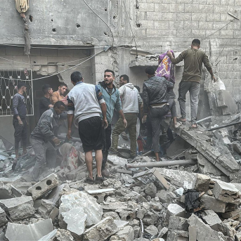 Varias personas acuden a ayudar al lugar de un bombardeo israelí en Nuseirat, en la Franja de Gaza Europa Press/Contacto/Ramzi Abu Amer