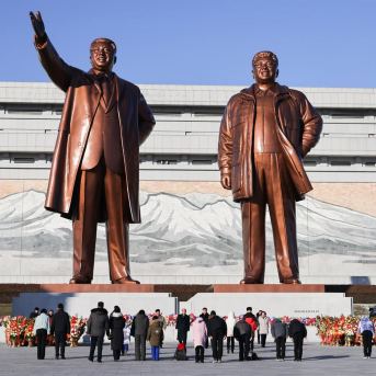 Varias personas asisten a una ofrenda de flores en el Gran Monumento de la Colina Mansu, en el centro de Pyongyang. Imagen de archivo Europa Press/Contacto/Stanislav Varivoda Varias personas asisten a una ofrenda de flores en el Gran Monumento de la Colina Mansu, en el centro de Pyongyang. Imagen de archivo Europa Press/Contacto/Stanislav Varivoda