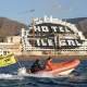 Activistas de Greenpeace navegan frente al hotel de El Algarrobico, en Carboneras (Almería). GREENPEACE