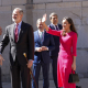 El rey Felipe VI, con el bastón de mando de la ciudad de Jaén, y la Reina Letizia saludan a su llegada FRANCIS J. OLMO/EUROPA PRESS