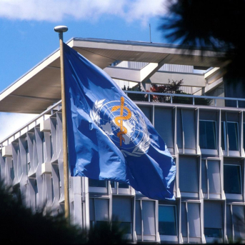 Bandera de la Organización Mundial de la Salud (OMS) en su sede de en Ginebra (Suiza). OMS