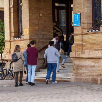 Turistas accede a un céntrico hotel de cinco estrellas en la ciudad, en foto de recurso. FRANCISCO J.OLMO-EUROPA PRESS