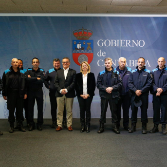 Cantabria acredita a 15 agentes de pesca como autoridad con la entrega de sus carnés profesionales