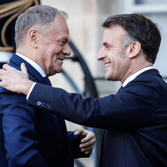 El presidente francés, Emmanuel Macron, junto al primer ministro de Polonia, Donald Tusk, en una visita al Eliseo.  Europa Press/Contacto/Matthieu Mirville