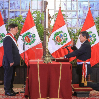 El hasta ahora ministro de Defensa de Perú, Luis Arroyo, presta juramento como nuevo primer ministro, en presencia del presidente del país, José Balcázar PRESIDENCIA DE PERÚ EN X El hasta ahora ministro de Defensa de Perú, Luis Arroyo, presta juramento como nuevo primer ministro, en presencia del presidente del país, José Balcázar PRESIDENCIA DE PERÚ EN X