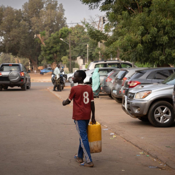 Un niño en una carretera de la aldea de Ganguel, a 11 de enero de 2023, en Ganguel, Sokoto, Níger (África). David Zorrakino - Europa Press