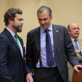 (Foto De ARCHIVO) Iván Espinosa De Los Monteros (1I) Y Javier Ortega Smith (2I) En El Congreso. JESÚS HELLÍN / EUROPA PRESS