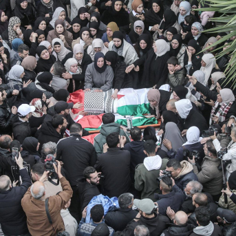 Familiares y allegados de los dos padres y dos menores asesinados en Tammun, Cisjordania, por el Ejército de Israel velan los cuerpos de las cuatro víctimas mortales Europa Press/Contacto/Nasser Ishtayeh