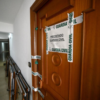 Puerta de la vivienda donde ocurrió el crimen precintada por la Guardi Civil Nacho Cubero - Europa Press