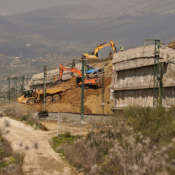 Imágenes de los trabajos que se están llevando a cabo en la vía de Alta Velocidad que une Málaga con Madrid tras la caída de un muro de contención de cinco metros a la altura del municipio malagueño de Álora.  Álex Zea - Europa Press